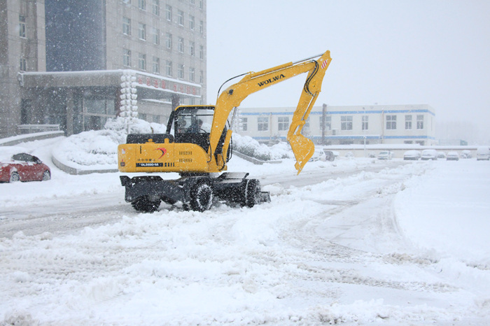乐虎88国际挖掘机除雪