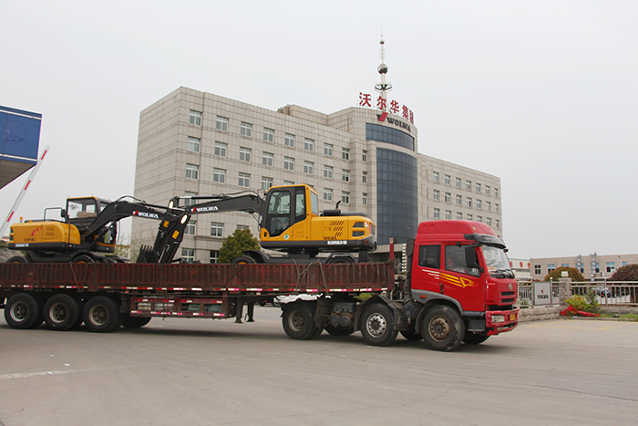乐虎88国际一批新款轮式挖掘机发往西北地区
